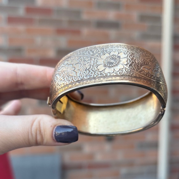 Vintage Victorian Floral Design Goldtone Statement Bangle - Picture 3 of 9